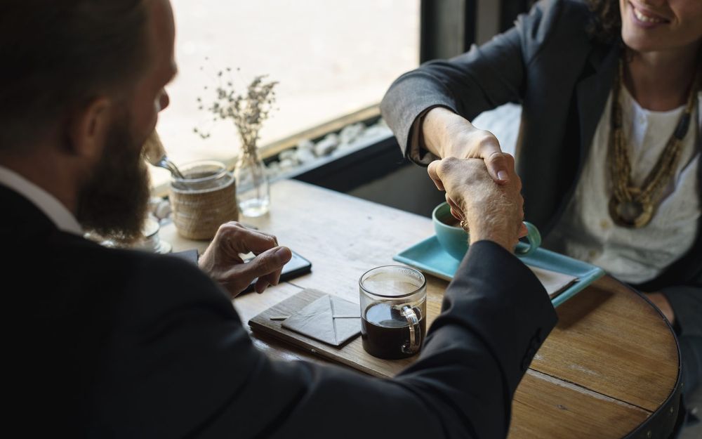 Desarrollo de alianzas estratégicas y soluciones B2B: acompañamos a empresas que buscan crecer o entrar en nuevos mercados.